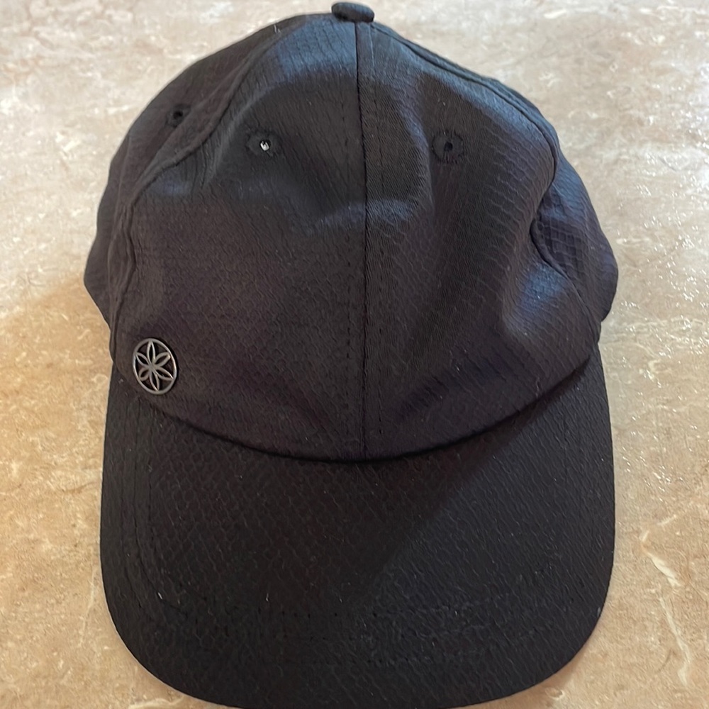 Women’s black hat